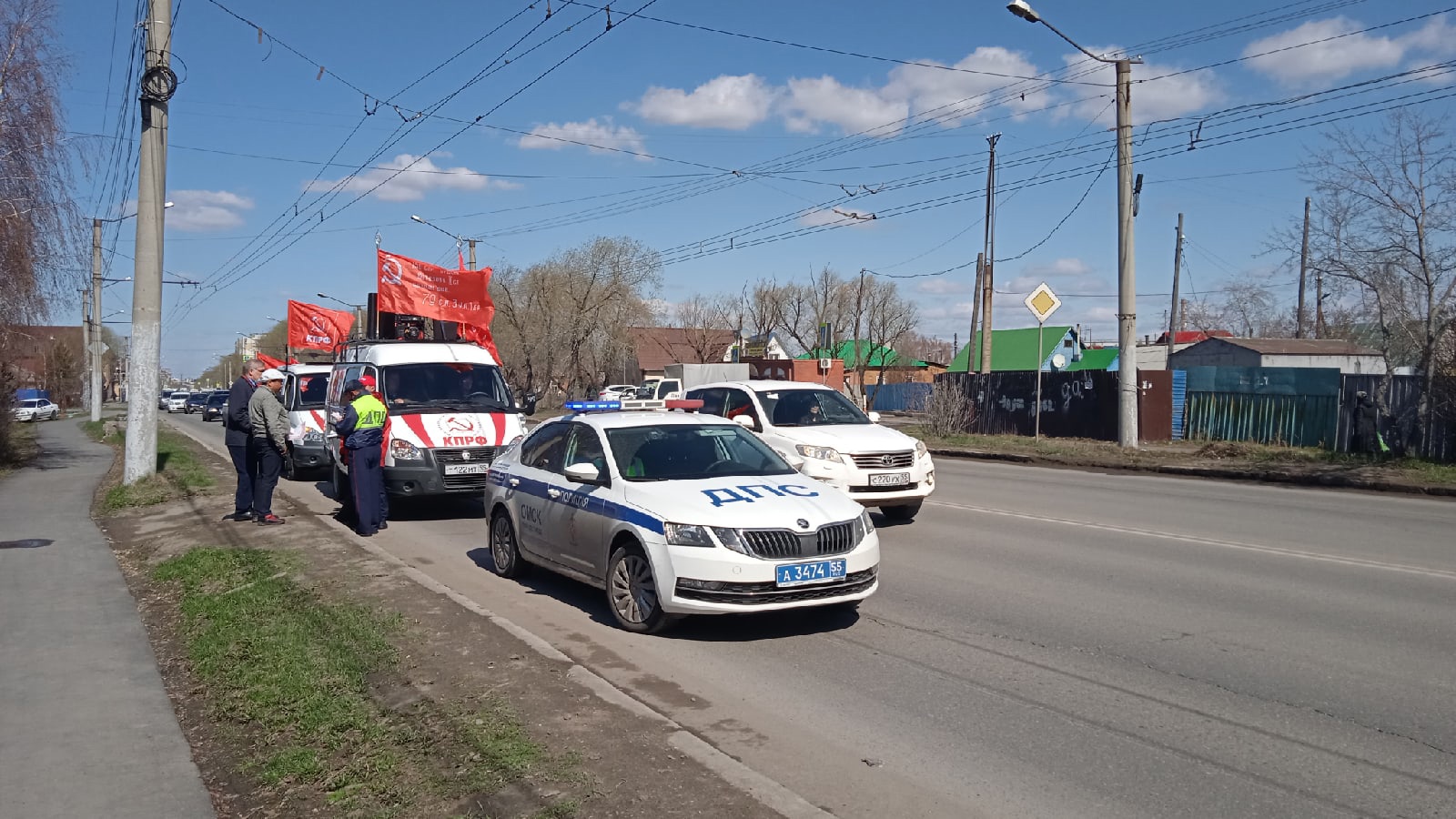 5 мая омск. Автопробег КПРФ 1 мая. Автопробег Омск. Автопробег в доссафе Омск. Краснополянское автопробег 1 мая.