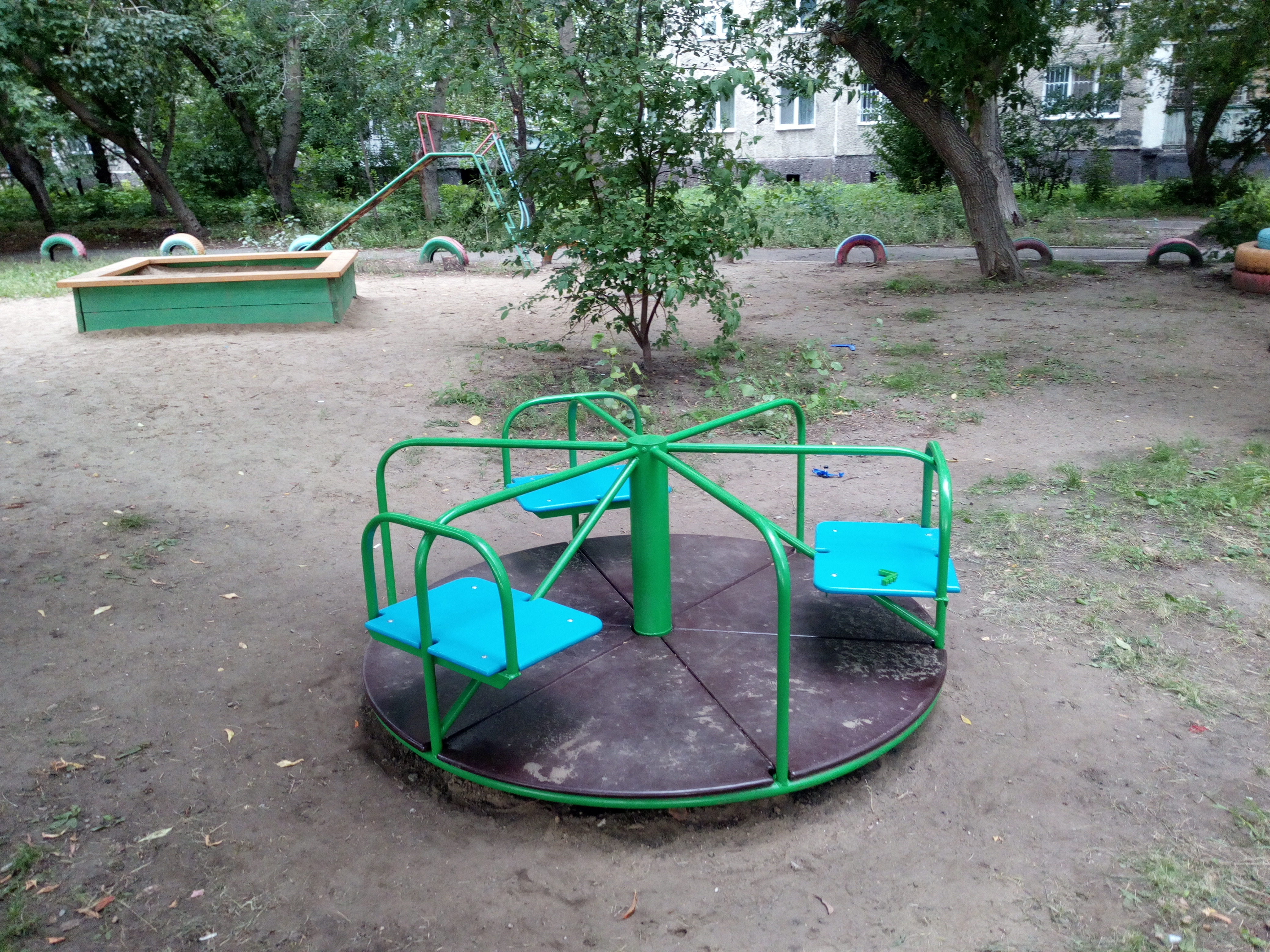 Карусель раскрутили машиной