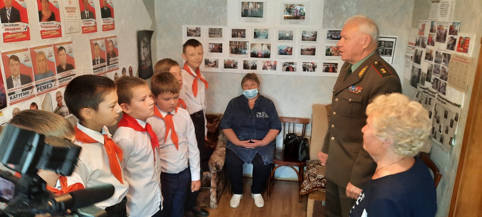 Пионеры Калачинска приветствуют генерала Соболева.